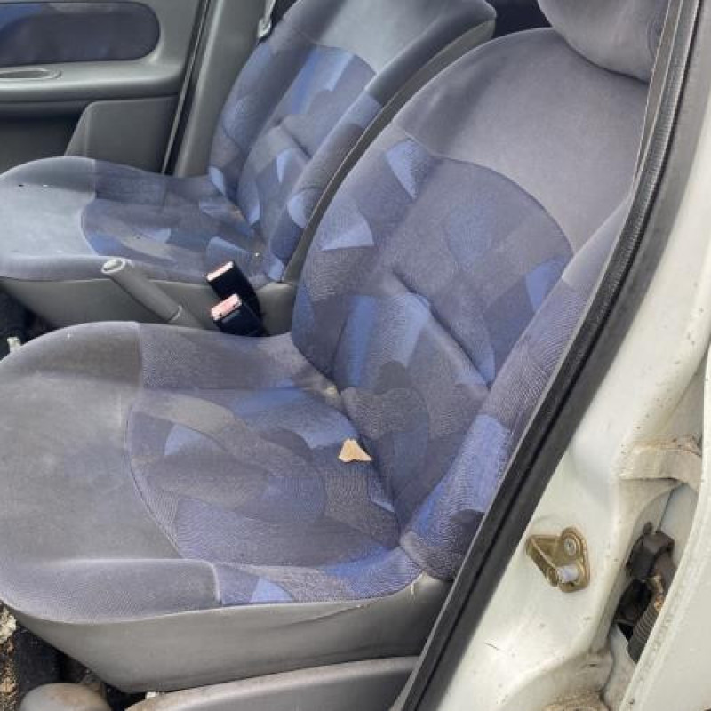 Attache ceinture arriere droit RENAULT CLIO 2 Photo n°15