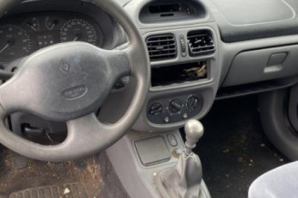 Attache ceinture arriere droit RENAULT CLIO 2