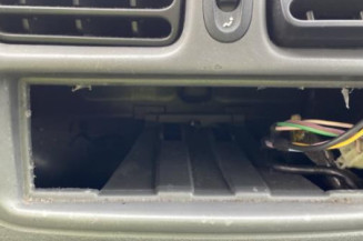 Attache ceinture arriere droit RENAULT CLIO 2