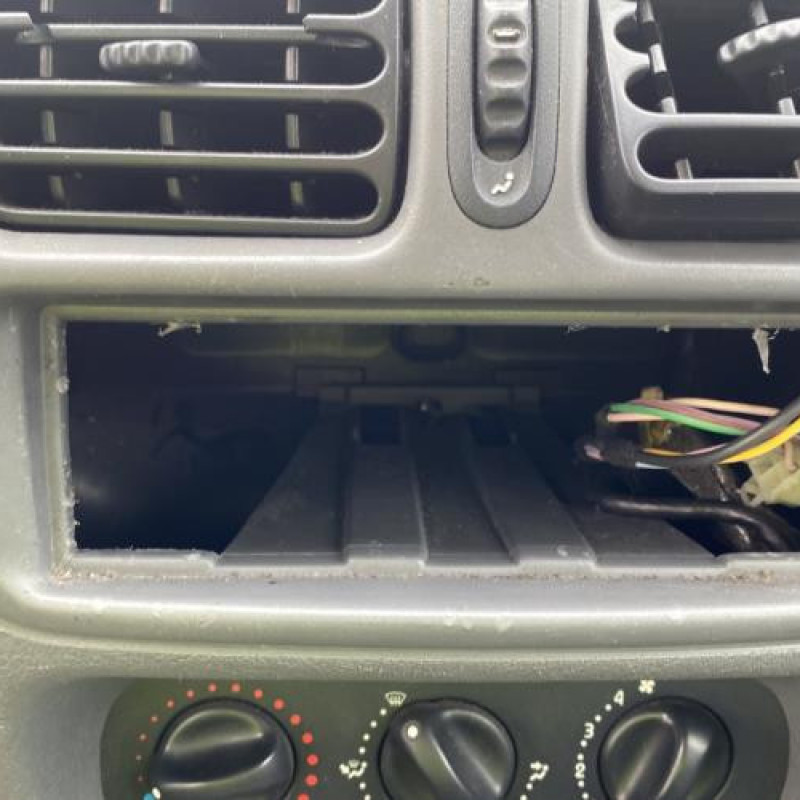 Attache ceinture arriere droit RENAULT CLIO 2 Photo n°20