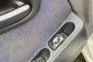 Attache ceinture arriere gauche RENAULT CLIO 2