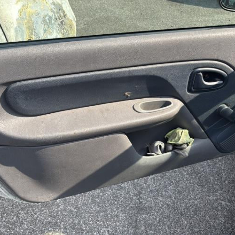 Calandre RENAULT CLIO 2 Photo n°13