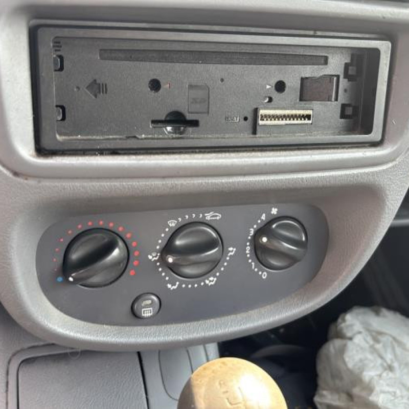 Calandre RENAULT CLIO 2 Photo n°18