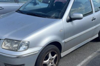 Serrure avant droit VOLKSWAGEN POLO 3