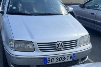 Serrure avant droit VOLKSWAGEN POLO 3
