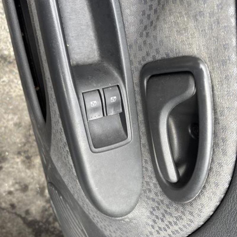Porte avant gauche RENAULT CLIO 2 Photo n°16