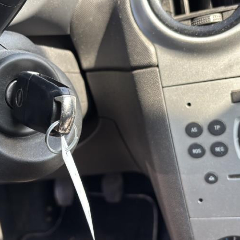 Leve vitre electrique avant gauche OPEL CORSA D Photo n°12