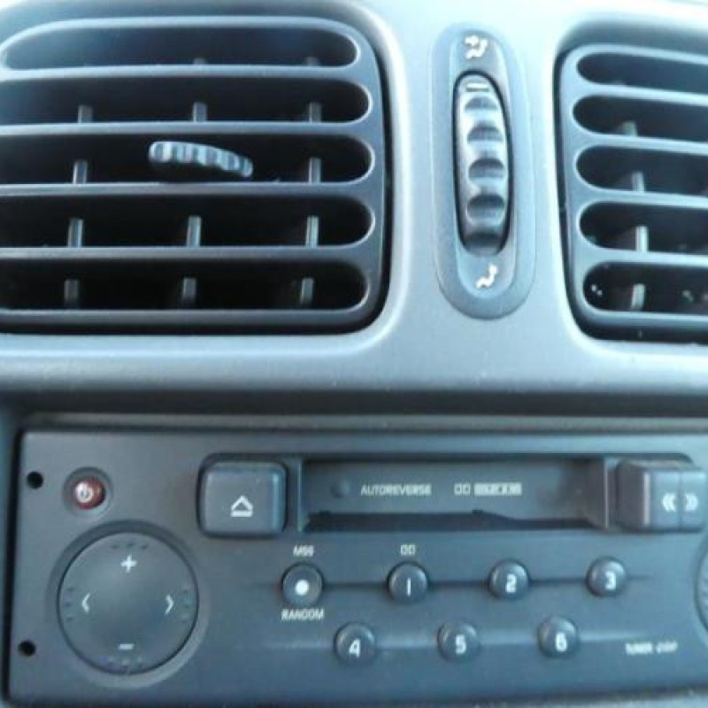 Calandre RENAULT CLIO 2 Photo n°13