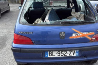 Vitre avant gauche PEUGEOT 106