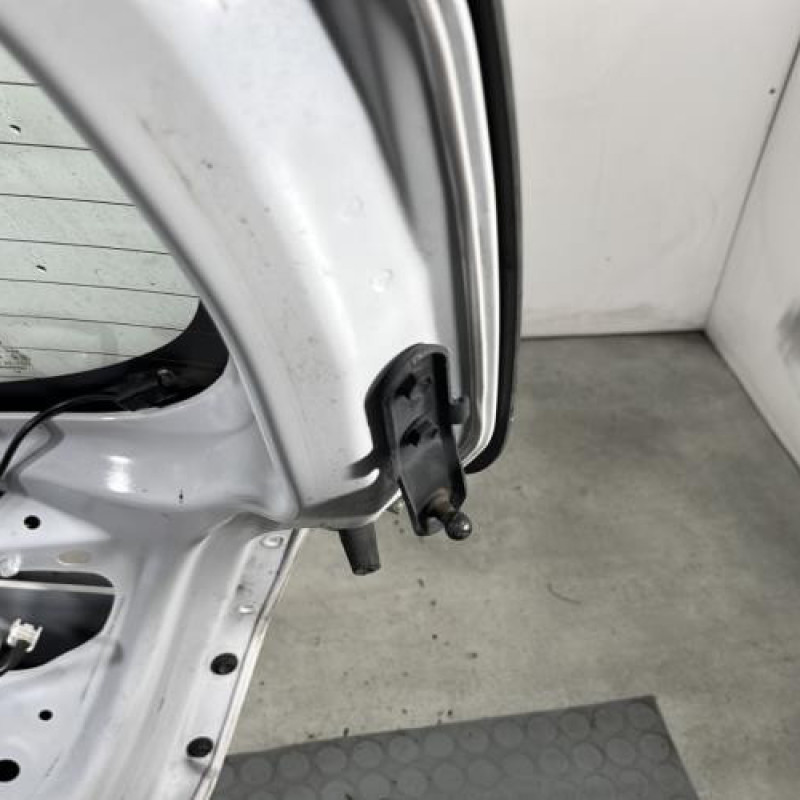 Malle/Hayon arriere TOYOTA YARIS 3 Photo n°8