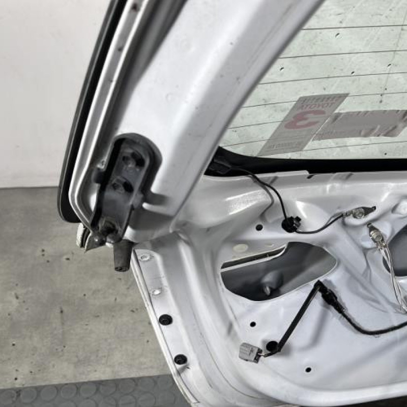 Malle/Hayon arriere TOYOTA YARIS 3 Photo n°9