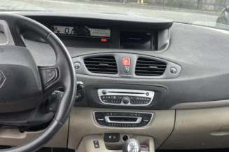 Attache ceinture avant droit RENAULT SCENIC 3