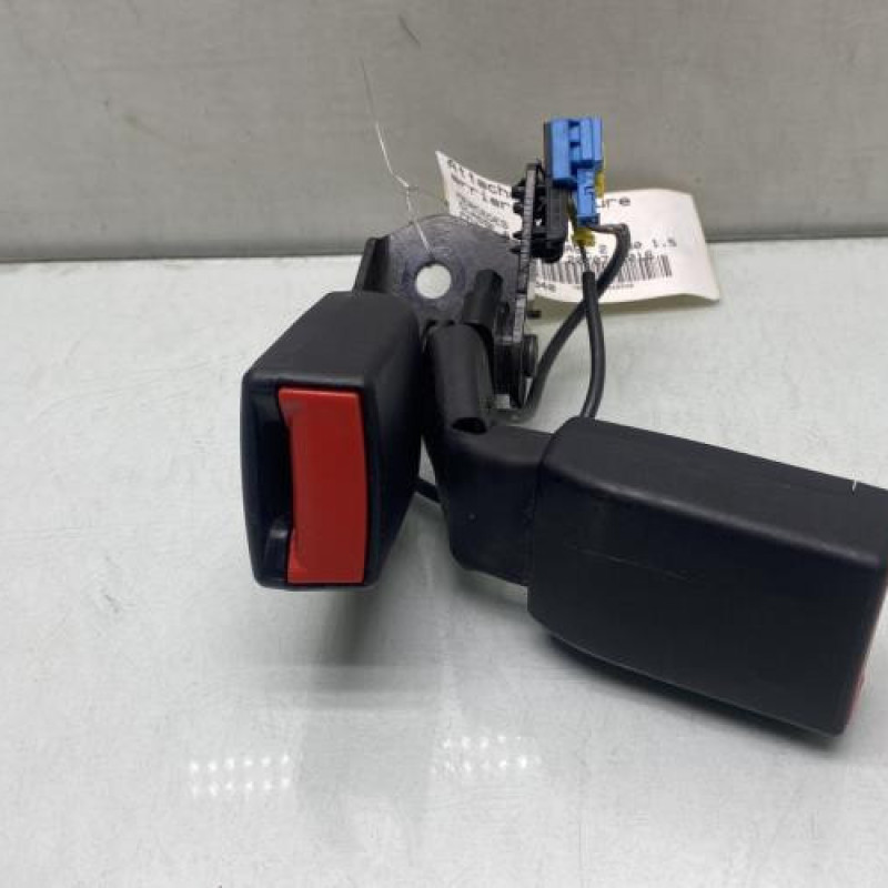 Attache ceinture arriere droit MERCEDES CLASSE A 176 Photo n°1