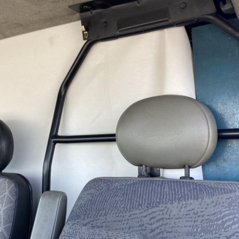 Vitre avant gauche RENAULT MASTER 2 Photo n°13