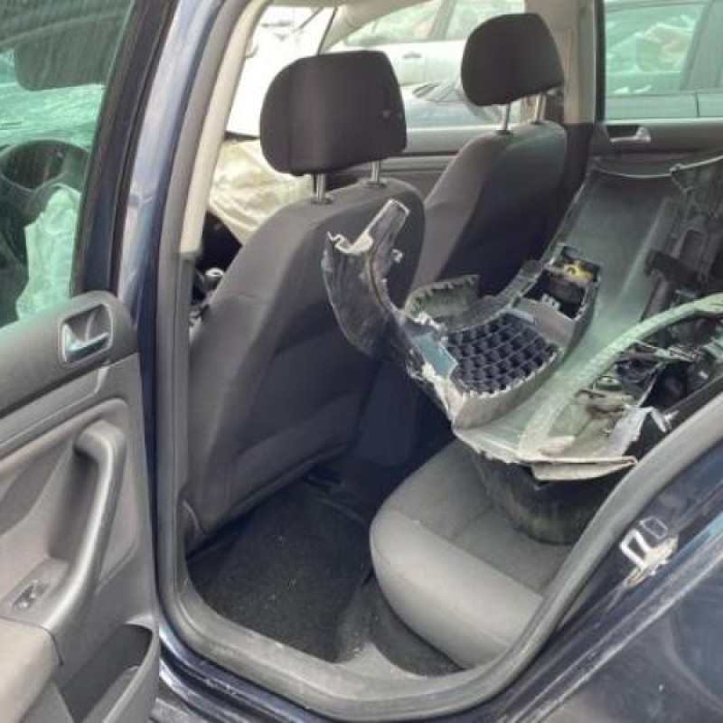 Vitre arriere droit VOLKSWAGEN GOLF 5 Photo n°10
