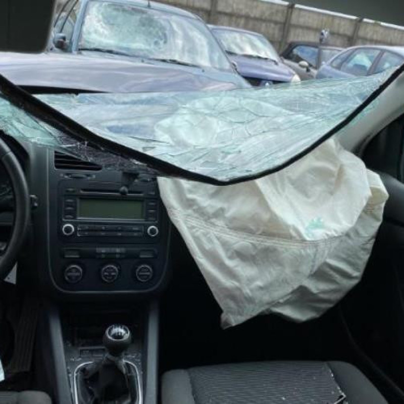 Vitre arriere droit VOLKSWAGEN GOLF 5 Photo n°20