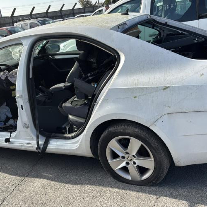 Vitre arriere droit SKODA OCTAVIA 3 Photo n°12