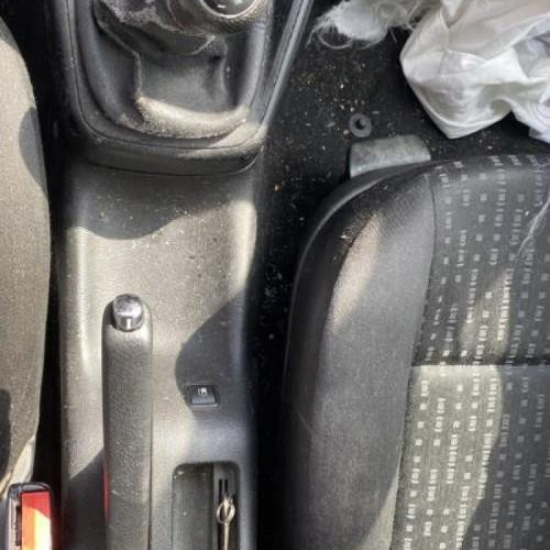 Vitre arriere gauche VOLKSWAGEN GOLF 4 Photo n°17