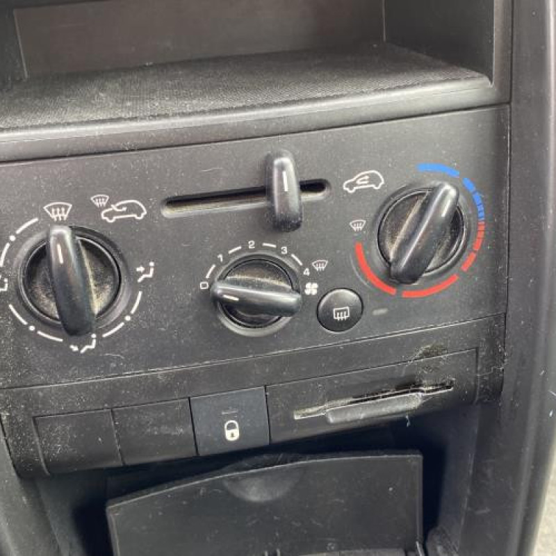 Bouton de warning PEUGEOT 207 Photo n°18