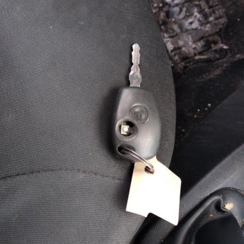 Attache ceinture avant droit DACIA SANDERO 2 Photo n°9