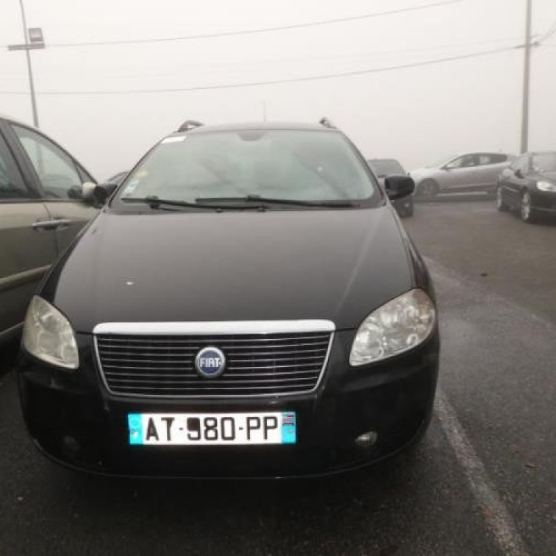 Attache ceinture avant gauche FIAT CROMA 2 Photo n°4