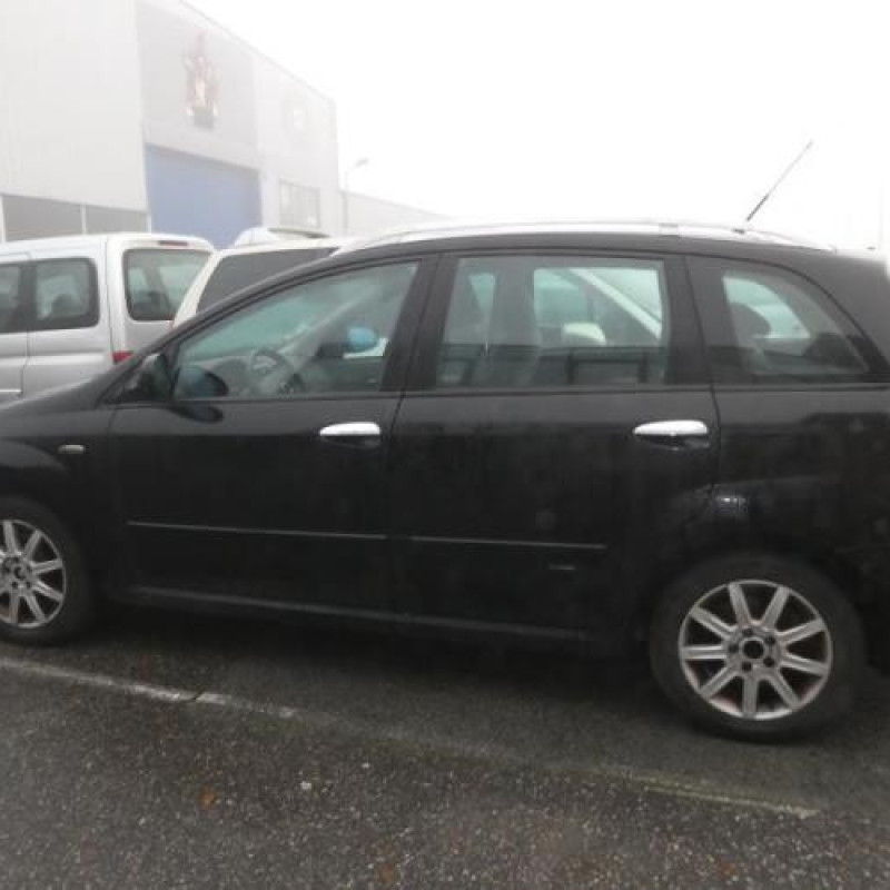 Attache ceinture avant gauche FIAT CROMA 2 Photo n°10