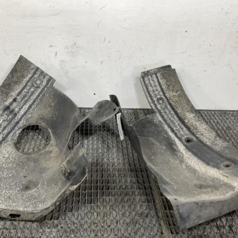 Pare boue avant gauche RENAULT MEGANE 2 Photo n°1