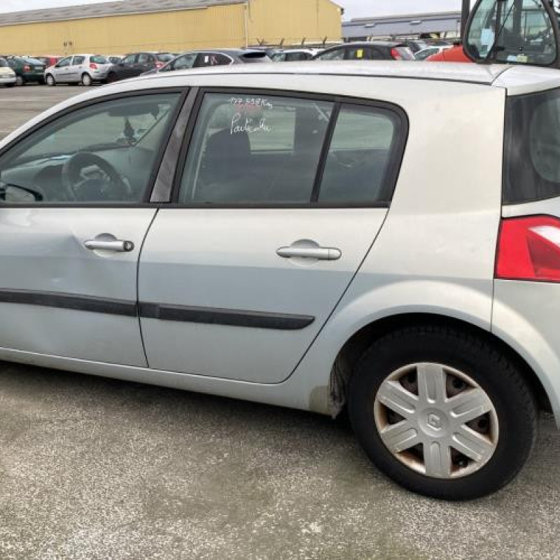 Pare boue avant gauche RENAULT MEGANE 2 Photo n°8