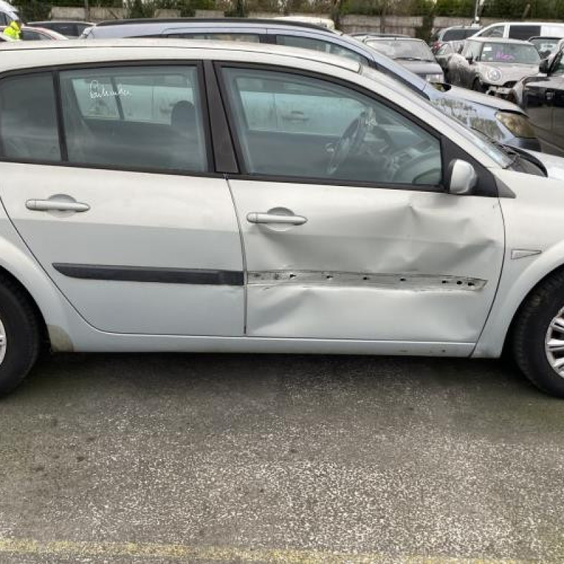 Pare boue avant gauche RENAULT MEGANE 2 Photo n°9