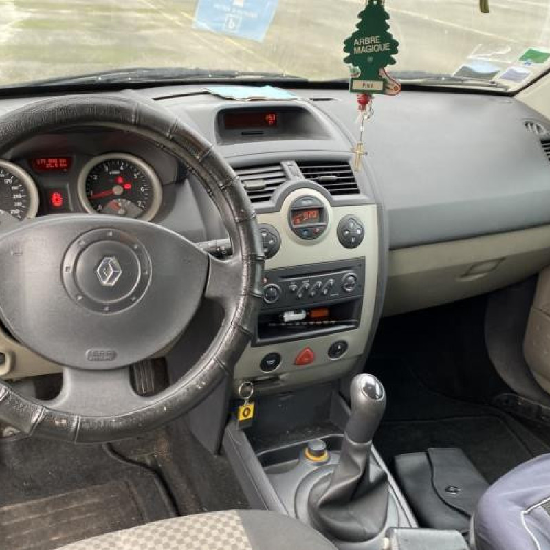 Pare boue avant gauche RENAULT MEGANE 2 Photo n°16