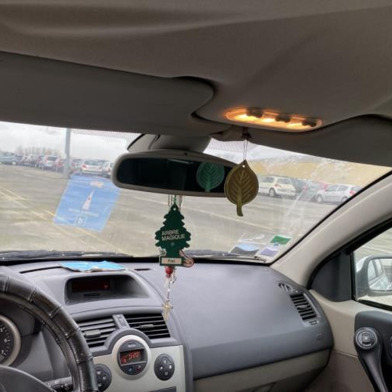 Pare boue avant gauche RENAULT MEGANE 2 Photo n°17