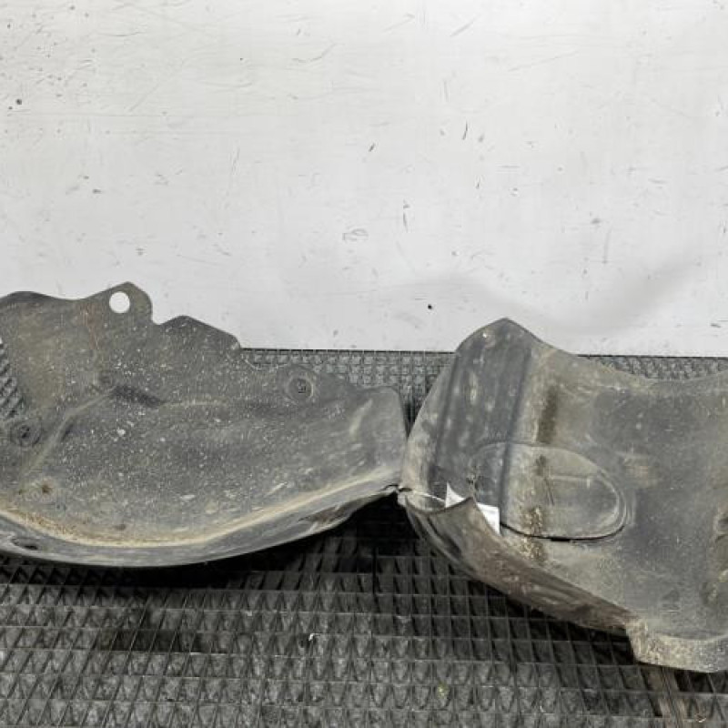 Pare boue avant gauche RENAULT MEGANE 2 Photo n°1