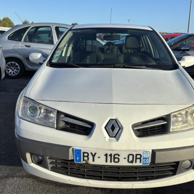 Pare boue avant gauche RENAULT MEGANE 2 Photo n°17