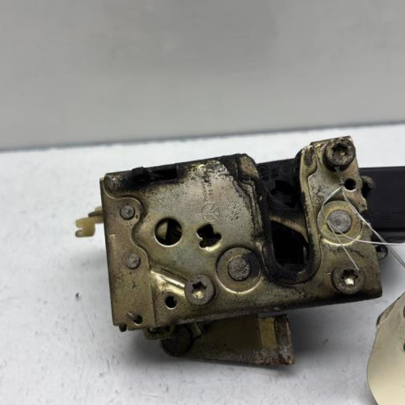 Serrure arriere gauche PEUGEOT 405 Photo n°4