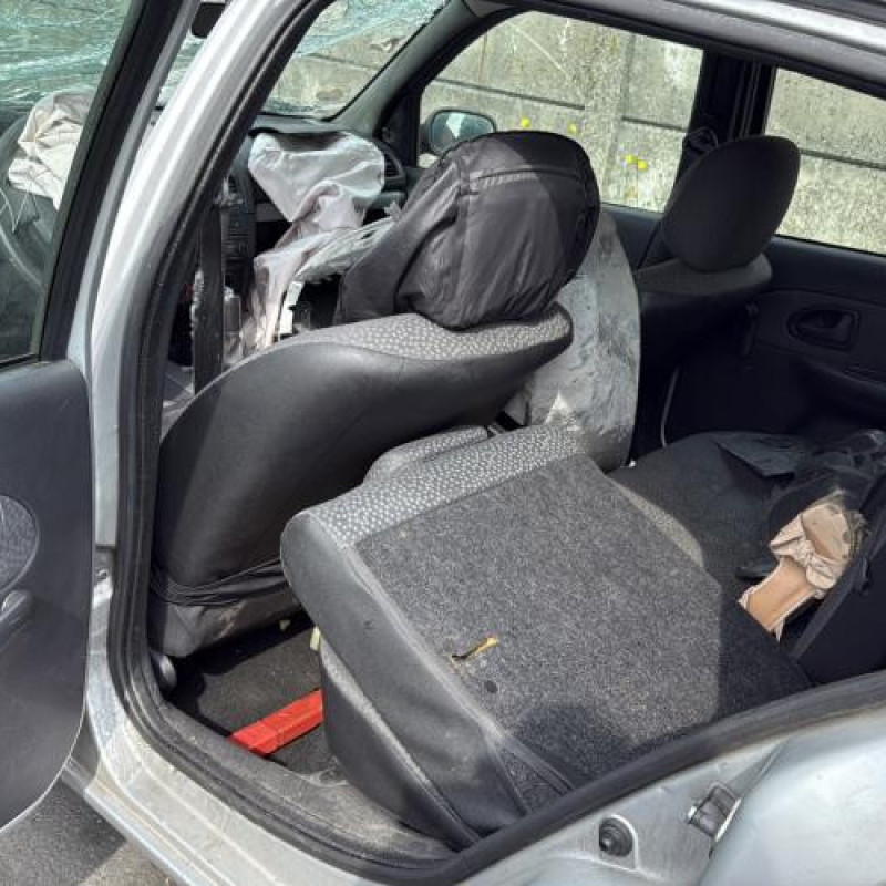 Poignee interieur arriere gauche RENAULT CLIO 2 CAMPUS Photo n°10