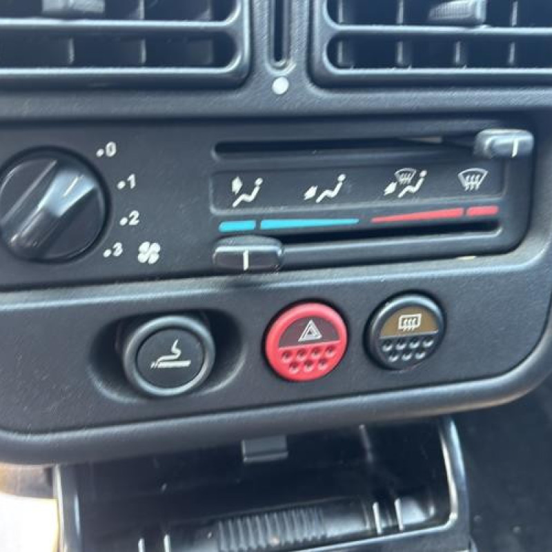 Bouton de warning PEUGEOT 106 Photo n°17