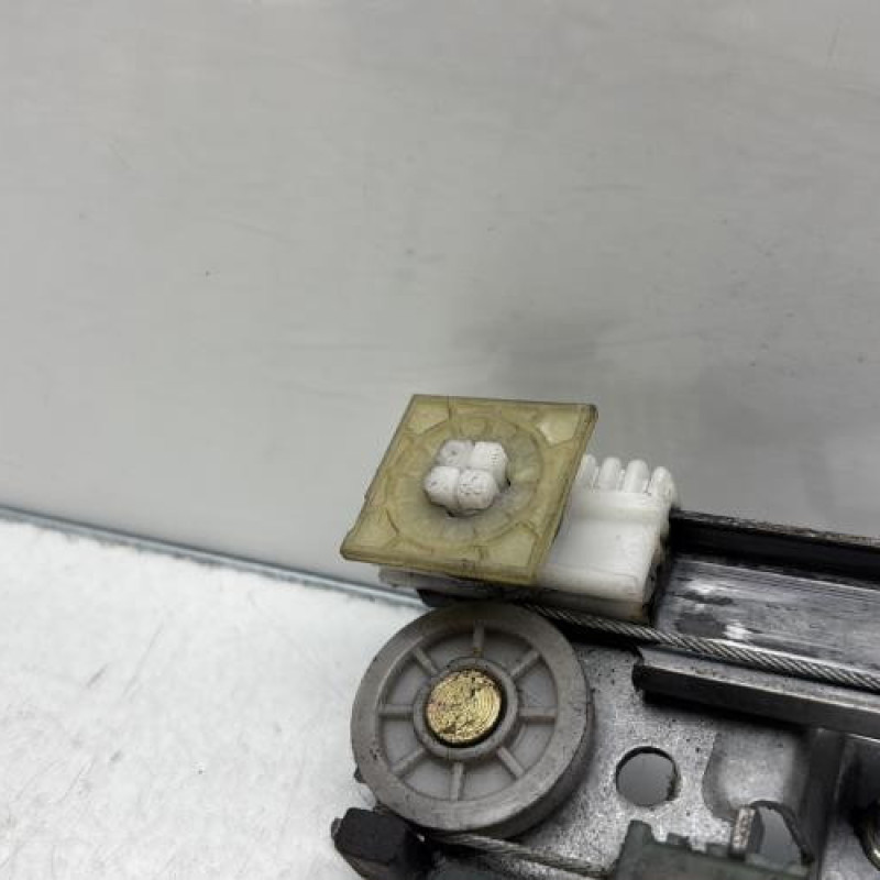 Leve vitre electrique avant gauche PEUGEOT 106 Photo n°7