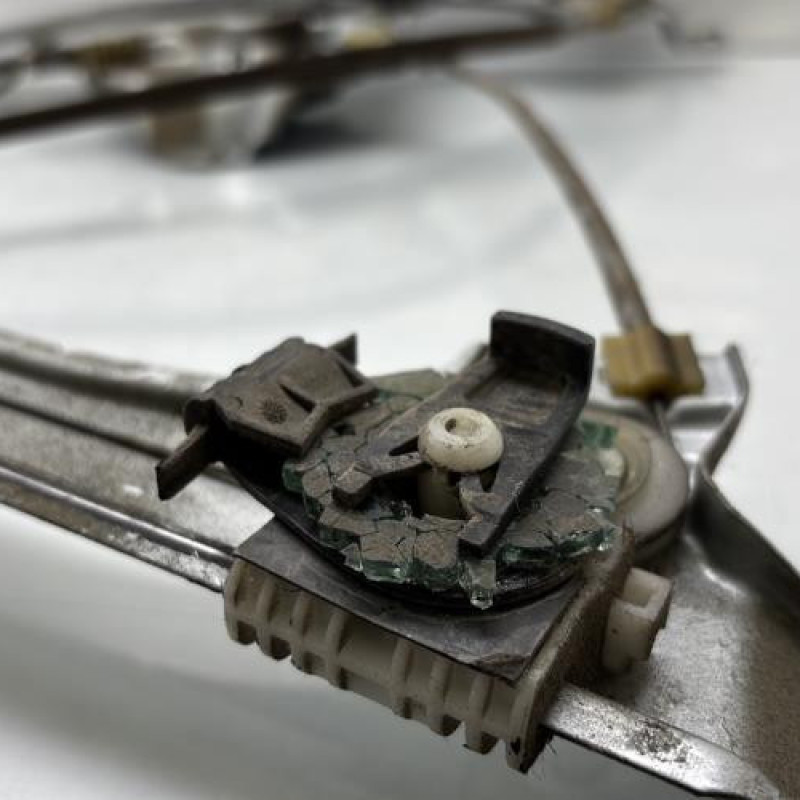 Leve vitre electrique avant gauche RENAULT CLIO 3 Photo n°8