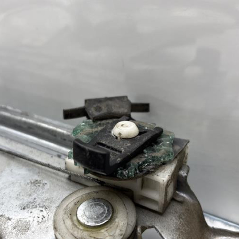 Leve vitre electrique avant gauche RENAULT CLIO 3 Photo n°9
