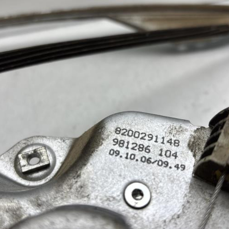 Leve vitre electrique avant gauche RENAULT CLIO 3 Photo n°10