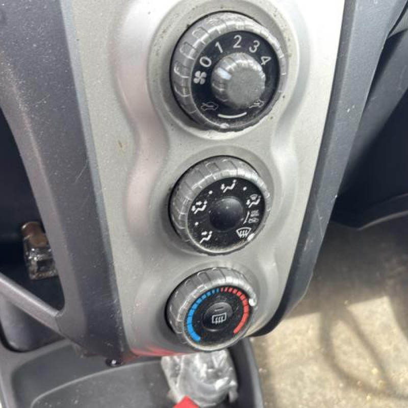 Poignee porte avant gauche TOYOTA YARIS 2 Photo n°17