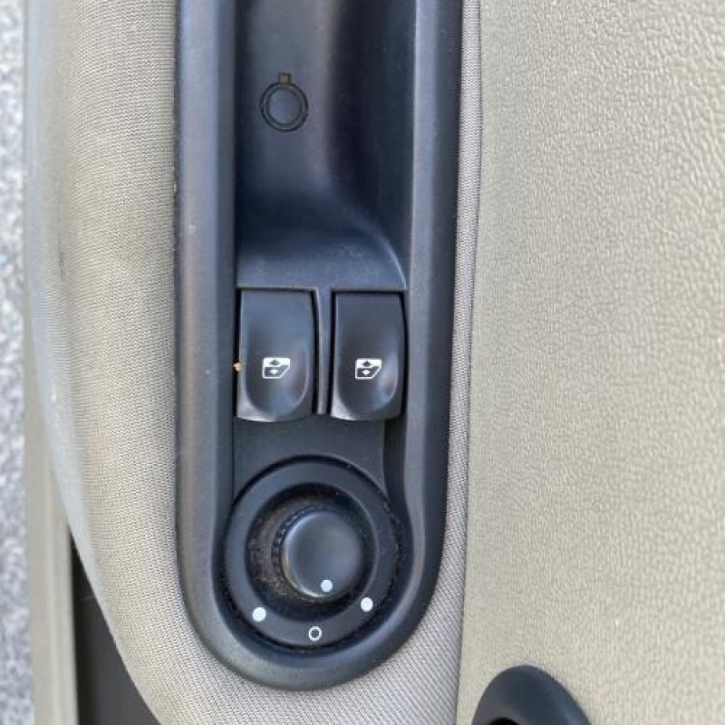 Porte avant droit RENAULT CLIO 3 Photo n°17
