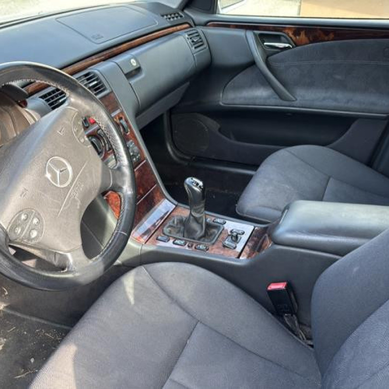 Calandre MERCEDES CLASSE E 210 Photo n°9