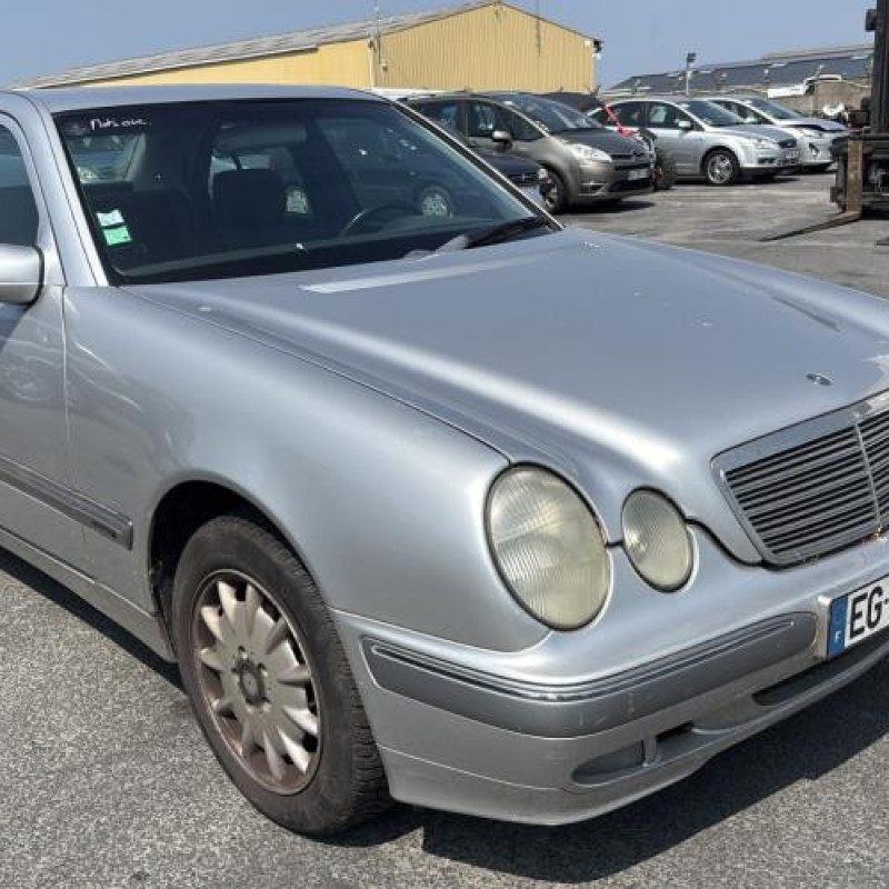 Calandre MERCEDES CLASSE E 210 Photo n°15