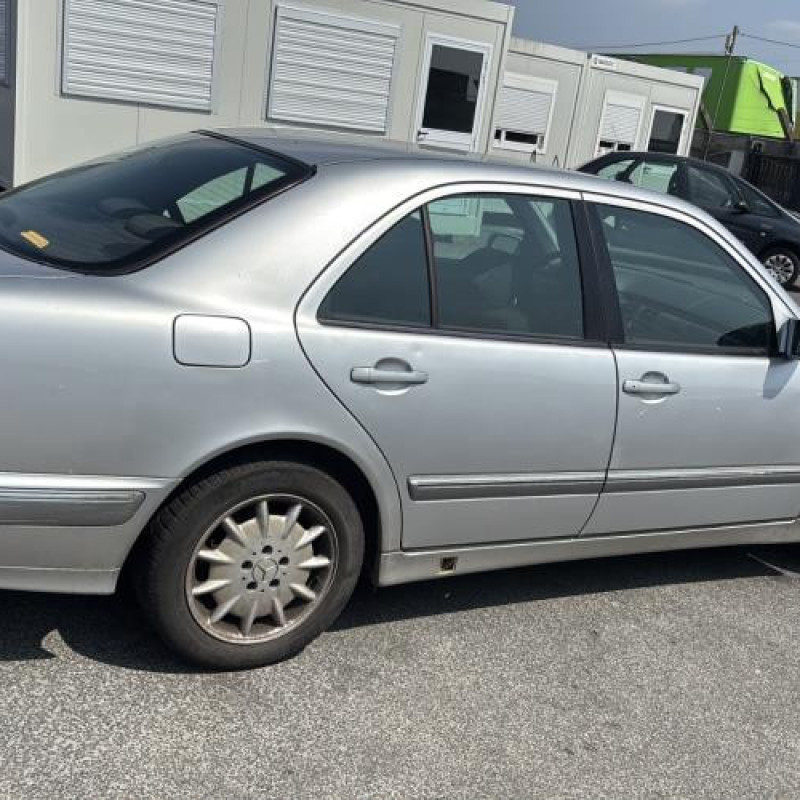 Calandre MERCEDES CLASSE E 210 Photo n°20