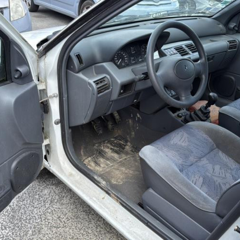 Capot RENAULT CLIO 1 Photo n°15