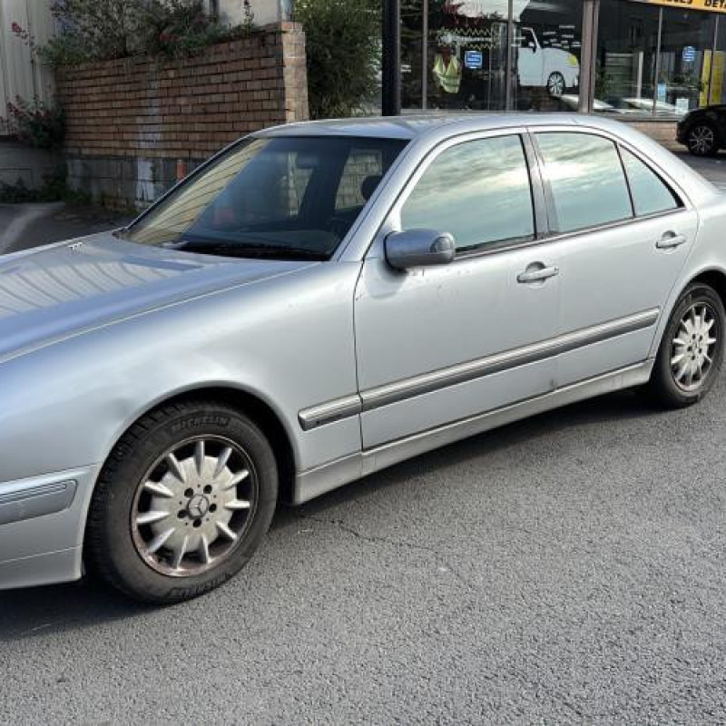 Porte avant gauche MERCEDES CLASSE E 210 Photo n°8