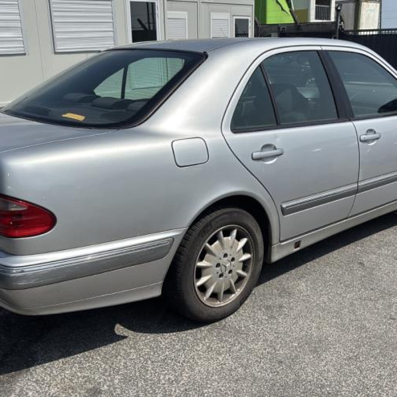 Porte avant gauche MERCEDES CLASSE E 210 Photo n°17