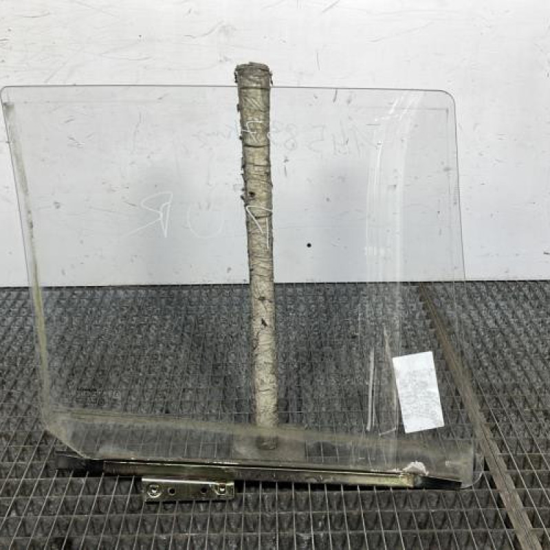 Vitre arriere gauche RENAULT CLIO 1 Photo n°4