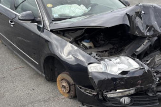 Vitre avant droit VOLKSWAGEN PASSAT 5
